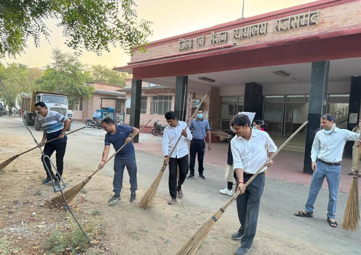 ‘विश्व मजदूर दिवस पर न्यायिक अधिकारीगण ने किया श्रमदान’