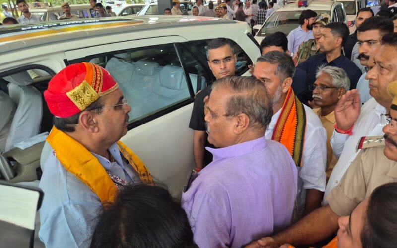 मुख्यमंत्री भजनलाल शर्मा का भारतीय जनता पार्टी के कार्यकर्ताओं ने किया एयरपोर्ट पर भव्य स्वागत