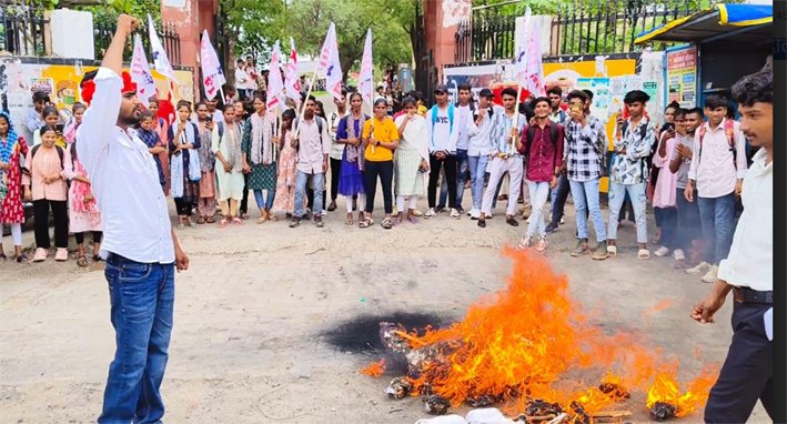 छात्र संघ चुनाव को लेकर एसएफआई ने फूंका पुतला