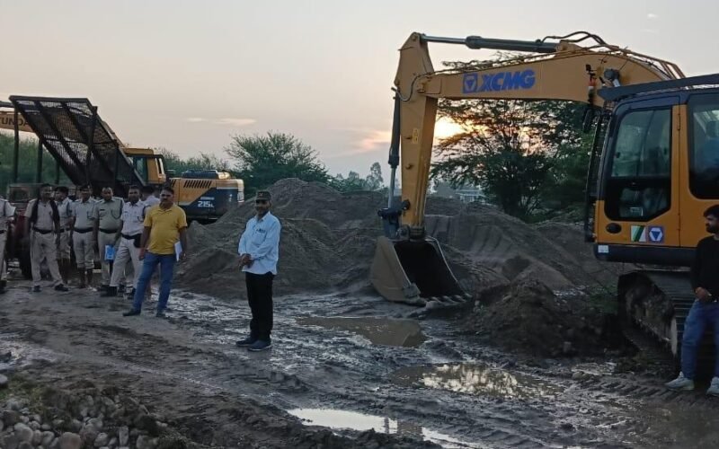 अवैध खनन के खिलाफ नाथद्धारा में कार्रवाई, मशीन और ट्रेक्टर जब्त