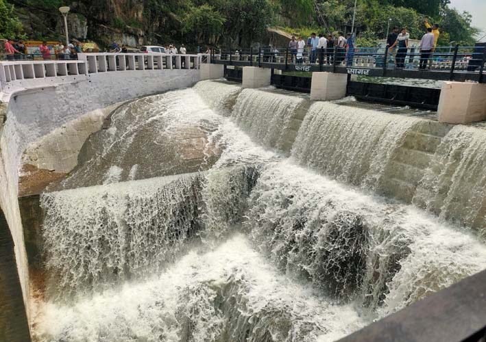 विश्व प्रसिद्ध फतहसागर झील ओवरफ्लो, चार गेट खोले