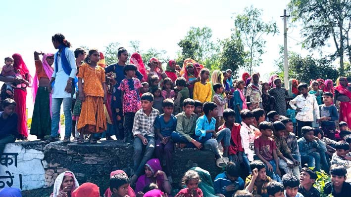 दीपावली पर्व पर राशन सामग्री पा कर ग्रामीणों के चेहरों पर छायी खुशियां