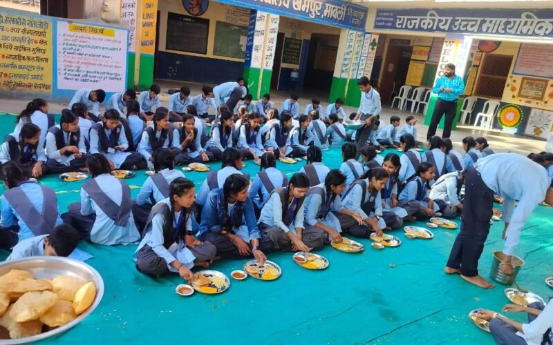 शिक्षक ने सेवानिवृत्ति पर खेमपुर में बच्चों के लिए किया कृष्ण भोग का आयोजन