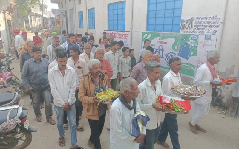 कार्तिक पूर्णिमा के अवसर पर इटाली के विभिन्न मंदिरों पर भगवान को धारण कराए वागा (वस्त्र)