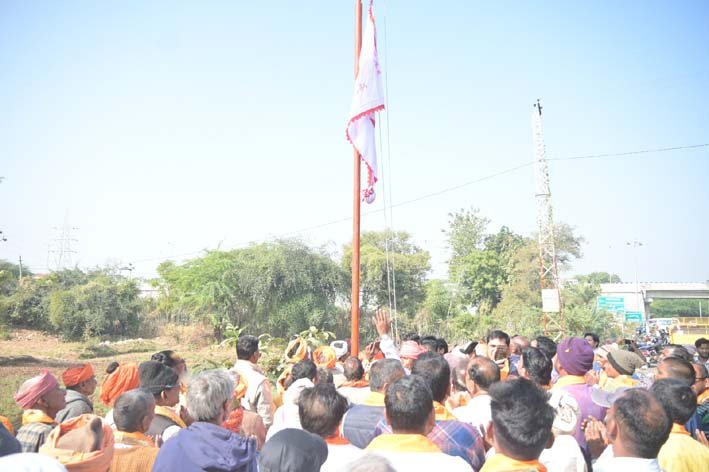 डूंगरपुर : लसुड़िया धाम ने मोथली मोड़ और रतनपुर बॉर्डर पर 51 फीट ऊंचे नेजा की भव्य स्थापना