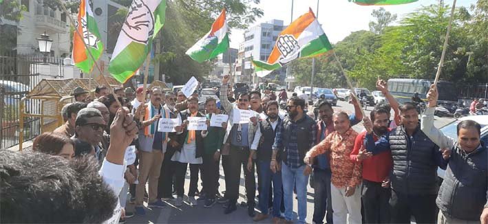 भारतीय प्रवासियों को अमेरिका से निर्वासित करने पर कांग्रेस प्रवक्ता का हमला