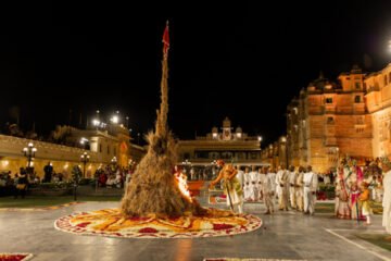 सिटी पैलेस में होलिका दीपन महोत्सव विधि-विधान से मनाकर प्राचीनकाल से चली आ रही परंपराओं का निर्वहन किया 