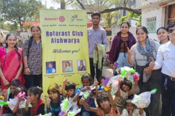 विश्व रोटरेक्ट दिवस के अवसर पर निर्धन बच्चों को गुलाल और होली सामग्री प्रदान की